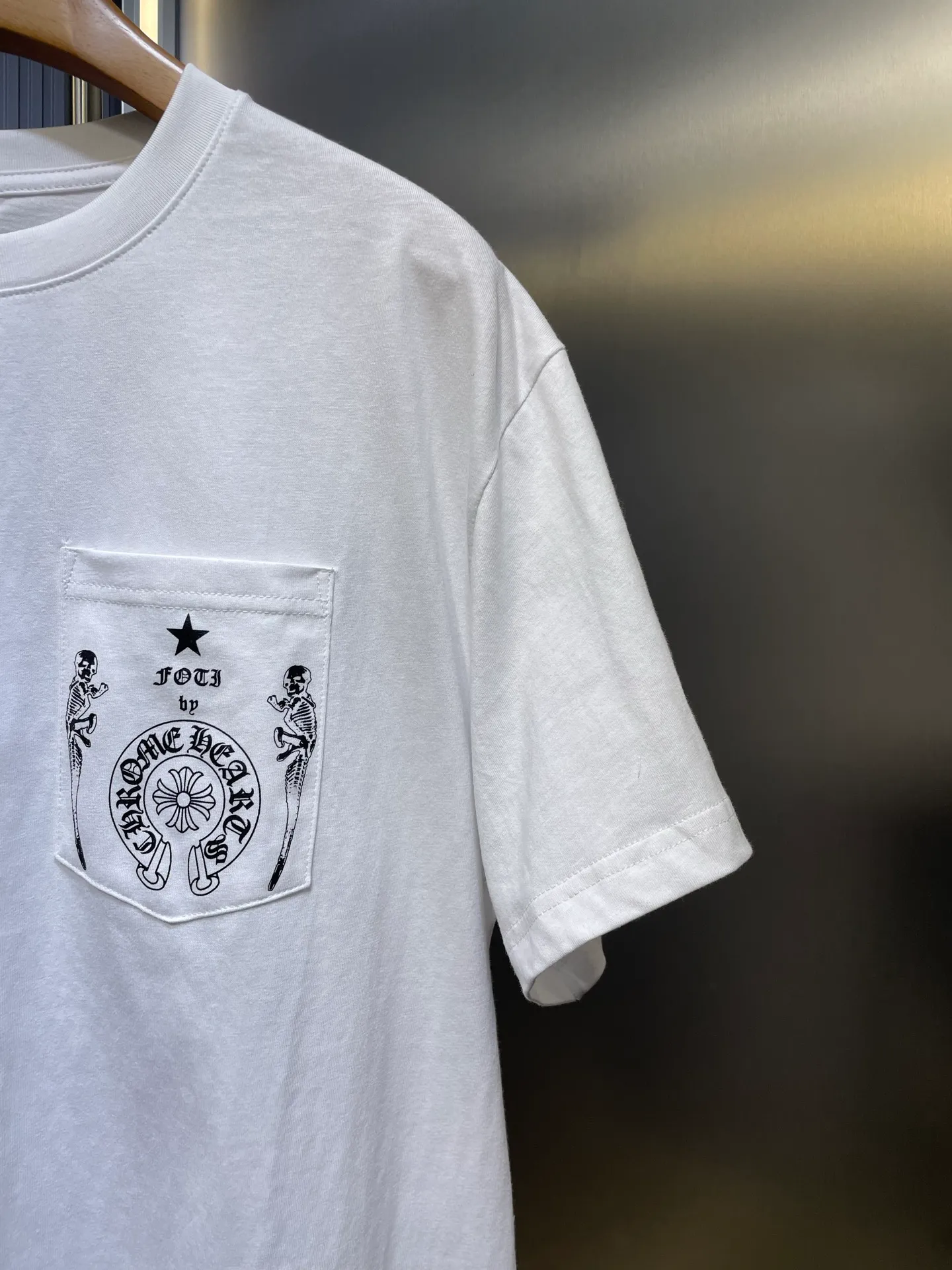 P250 N502 Kl 🌟【Top original order】Chrome Hearts Sanskrit short sleeves printed all over the back. Process description: The fabric is made of 26-woven 200g cotton, and the printing is made of special imported slurry. The overall routing is straight and delicate, the fabric is comfortable and soft, and the color is consistent without color difference. It can be matched with the same style to create a fashionable look and control various occasions. Customized accessories, complete three standards, same style for men and women!  size：s m l